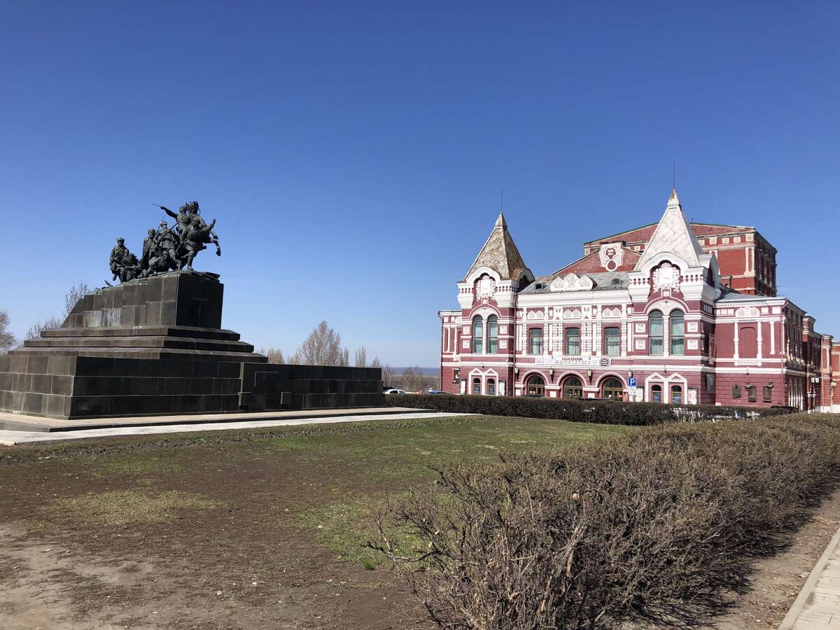 Памятник В. Чапаеву и Академический театр театр драмы