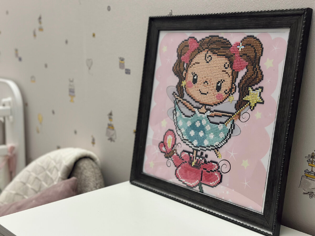 В комнате дочери. А эта картина - один из подарков от бабушки и деда со стороны мужа. 