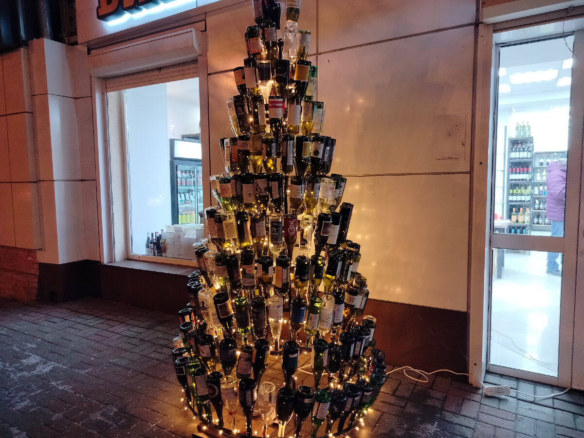 Символ Нового года используется для пропаганды спиртного. (Контент для лиц старше 18 лет).