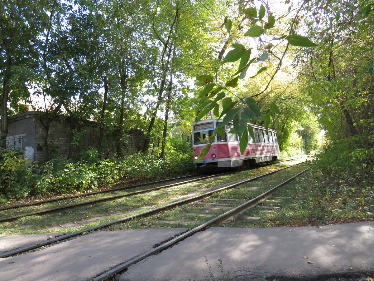 За гаражом слева - отреставрированная церковь.