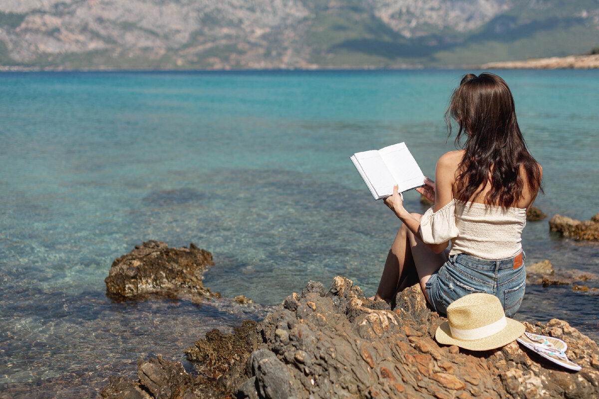 Чтение на море. Книга на берегу моря. Девушка с книгой у моря. Чтение книги на море.