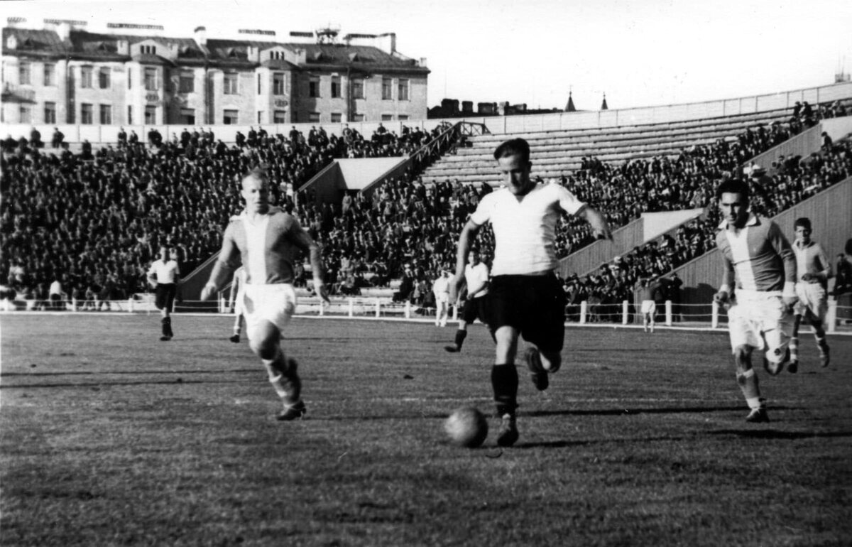 Ленинград питер матч. Стадион Динамо Ленинград. Зенит 1930е. Стадион Динамо 1930-е Ленинград. ФК Динамо Ленинград в 1938 году.