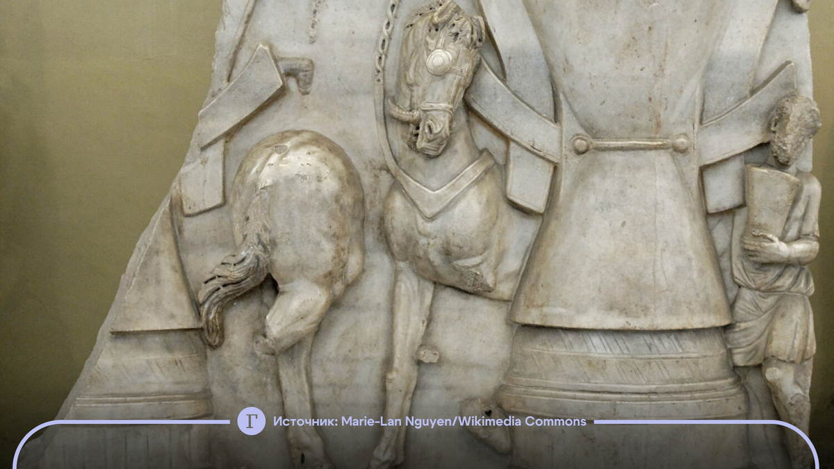 Раб приводит в движение жернова наравне с лошадью 