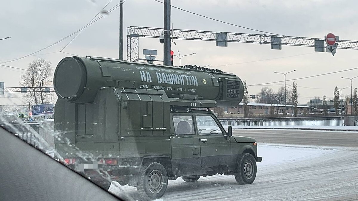 На Вашингтон»: в Петербурге заметили бутафорный «Тополь-М» | Форпост -  Новости | Дзен