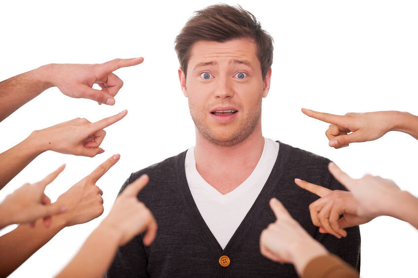 жесты китайцев. убеждение. человек показывает жест. показывает пальцем на другого. показывает пальцем.