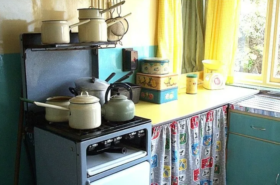 Love the handles, colors... smart soffit usage. Metal kitchen cabinets, Retro re