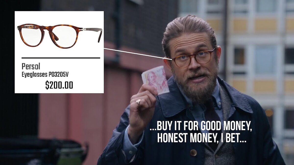 На этом фото он носит очки от компании Persol, а тренчкот не имеет бренда, поскольку пошит художниками по костюмам 