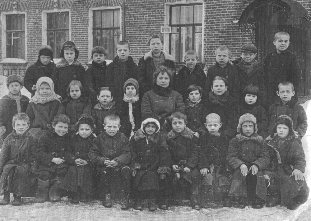 Толя Тарасов (второй слева в верхнем ряду) - ученик начальной школы.