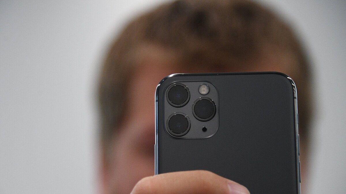    Новый смартфон компании Apple в руках покупателя© РИА Новости . Валерий Мельников