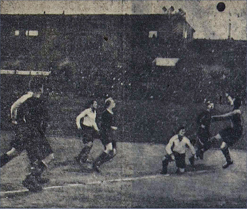 «Торпедо» - «Спартак» (Москва) - 1:3. Опасный момент у ворот «Торпедо».