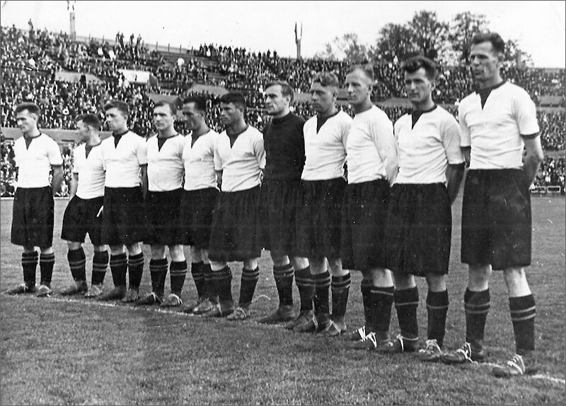 «Торпедо» образца 1939 года. Слева направо: Пётр Петров, Константин Рязанцев, Владимир Грошиков, Василий Поляков, Рамиз Каричев, Иван Кочетков. Борис Кочетов, Александр Синяков, Николай Морозов, Георгий Жарков, Вячеслав Орлов.