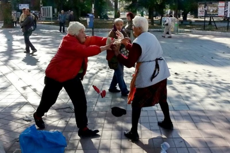 Старики в очереди