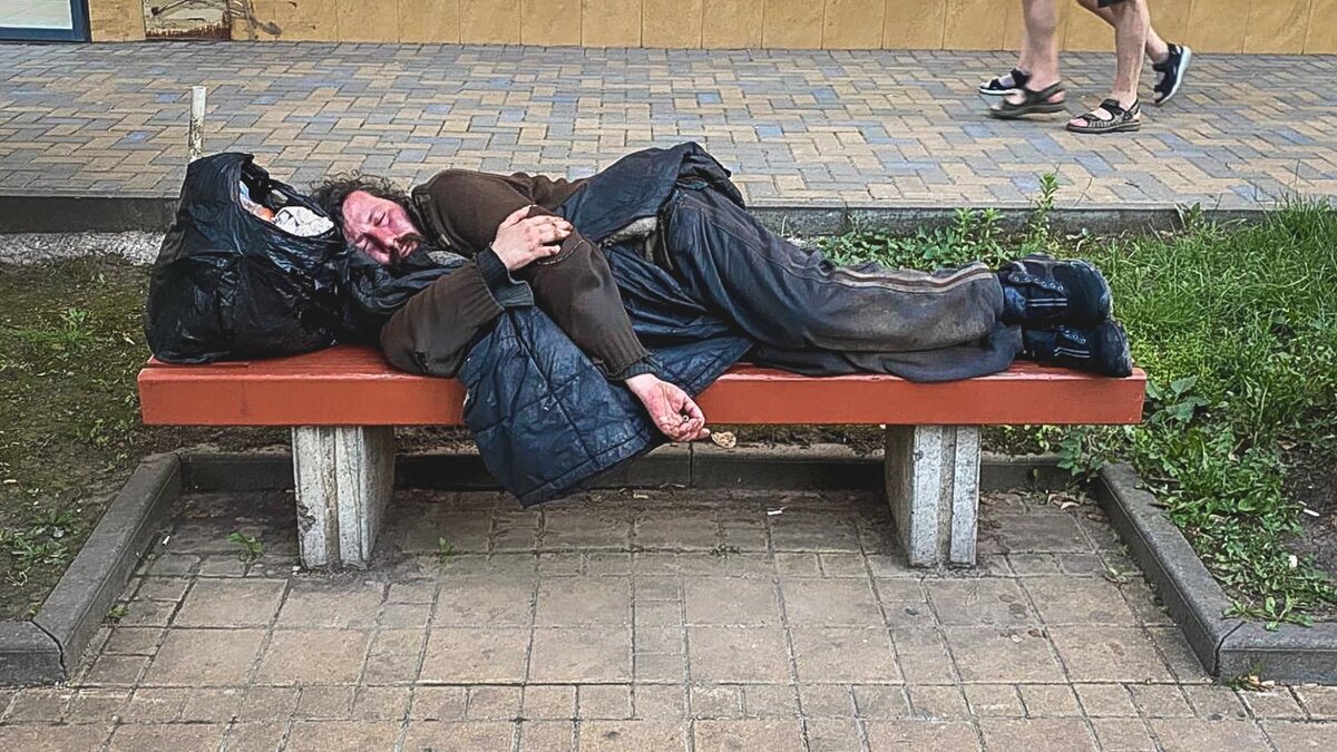     47-летний житель Спасска-Дальнего, просивший милостыню возле продуктового магазина, стал жертвой нападения. Неизвестный предложил помощь, заманил его в укромное место, где напал, избил и похитил деньги.