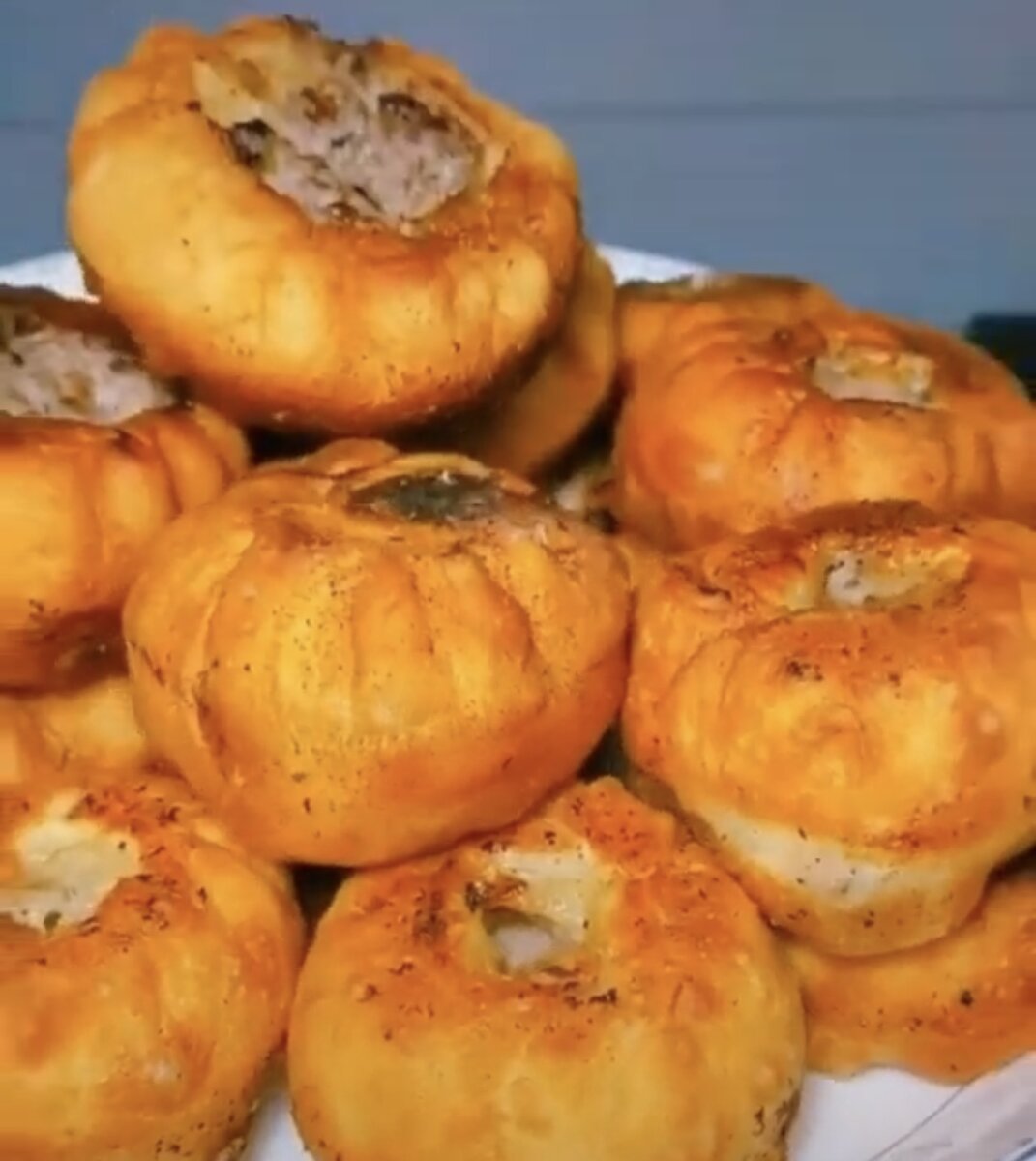 Рассказываю как готовлю простенько и по-быстрому, пышные и сочные беляши на кефире: делюсь такой вкуснотой за считанные копейки