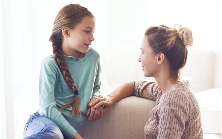 Села напротив и сказала ртом