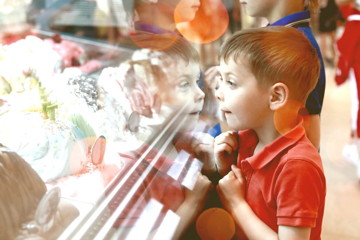 Ребенок очень хочет попробовать вкусное и интересное