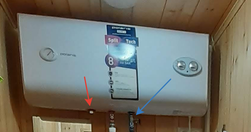 Для проверки анода достаточно выкрутить болт-пробку (красная стрелка)