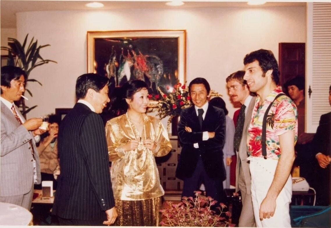 Фредди Меркьюри во время одного из визитов в Японию