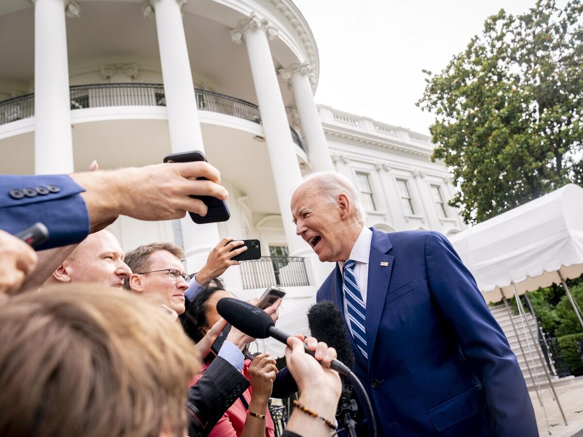    Президент Джо Байден беседует с представителями СМИ© AP Photo / Andrew Harnik