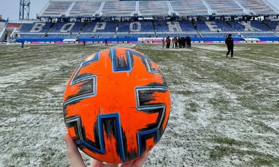    В Воронеже играют красным мячом. Фото: Соцсети ФК Факел