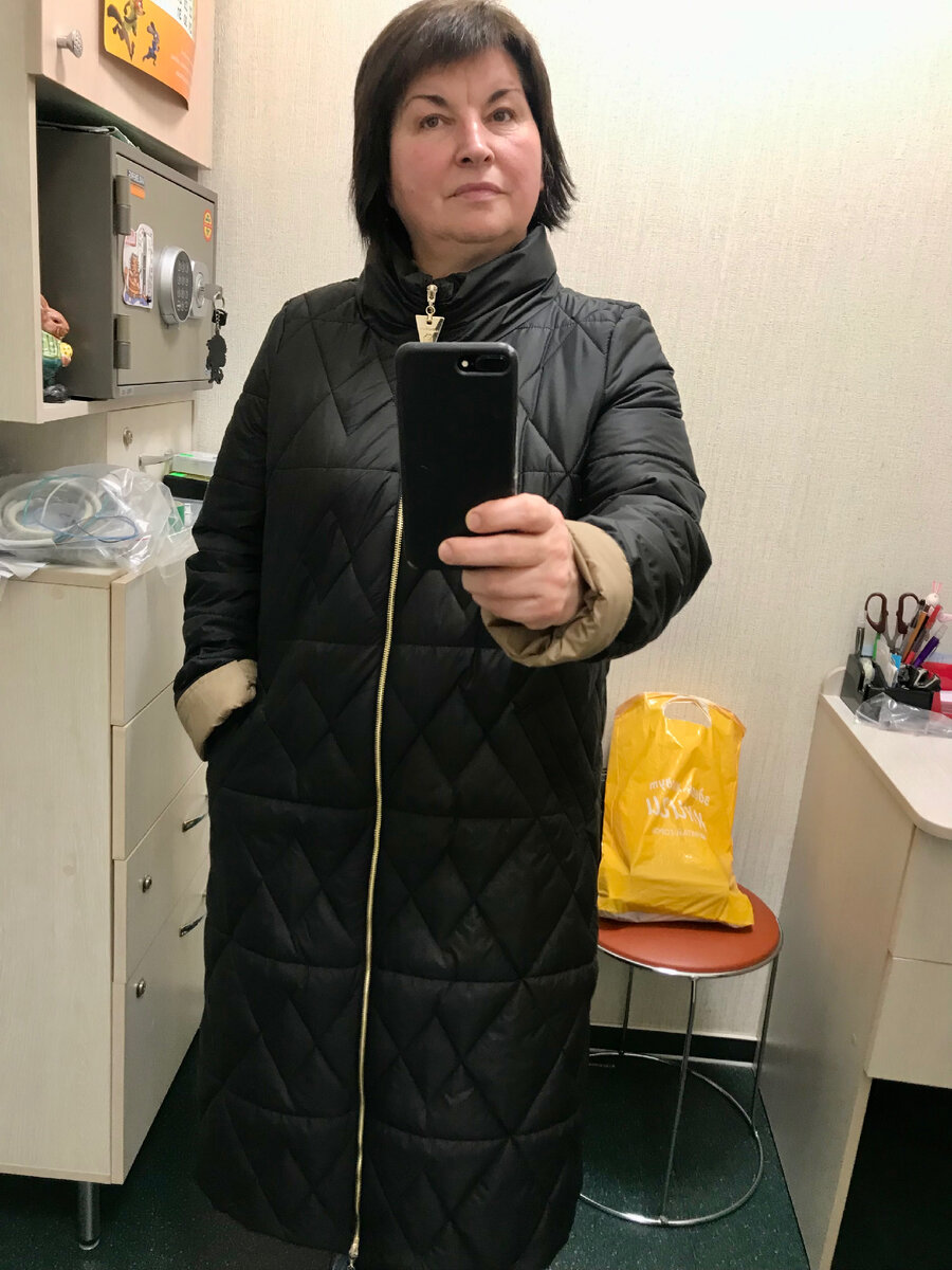 Фото автора канала. На работе. Задумала написать рассказ и селфи.