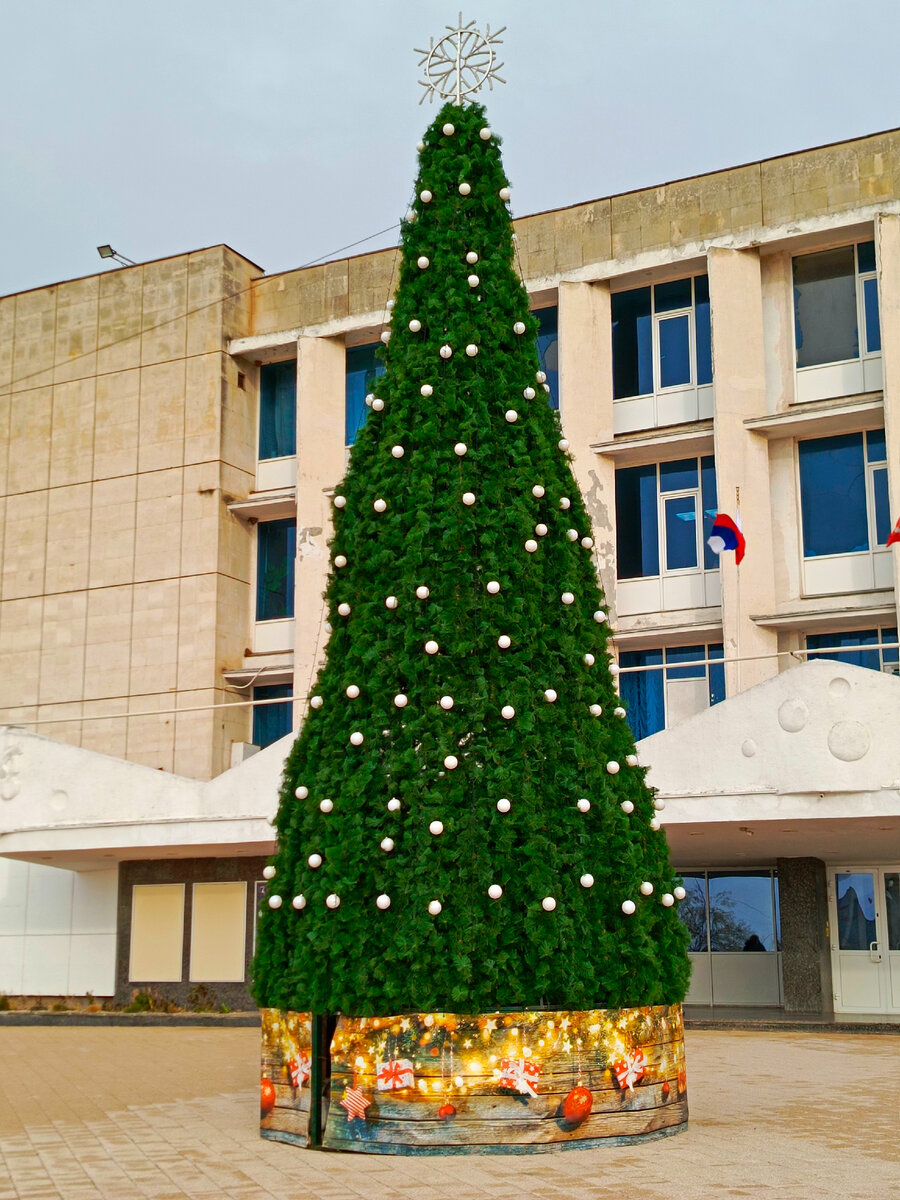 Наряжена елка очень просто