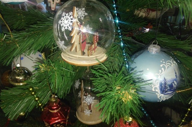    Как оригинально украсить елку?