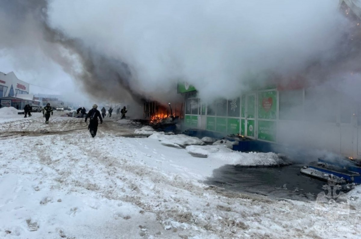    В Володарском районе Брянска загорелись торговые павильоны