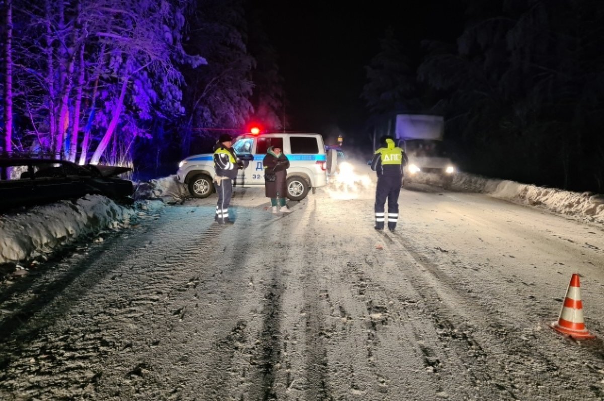    Пять человек пострадали в ДТП на свердловской трассе