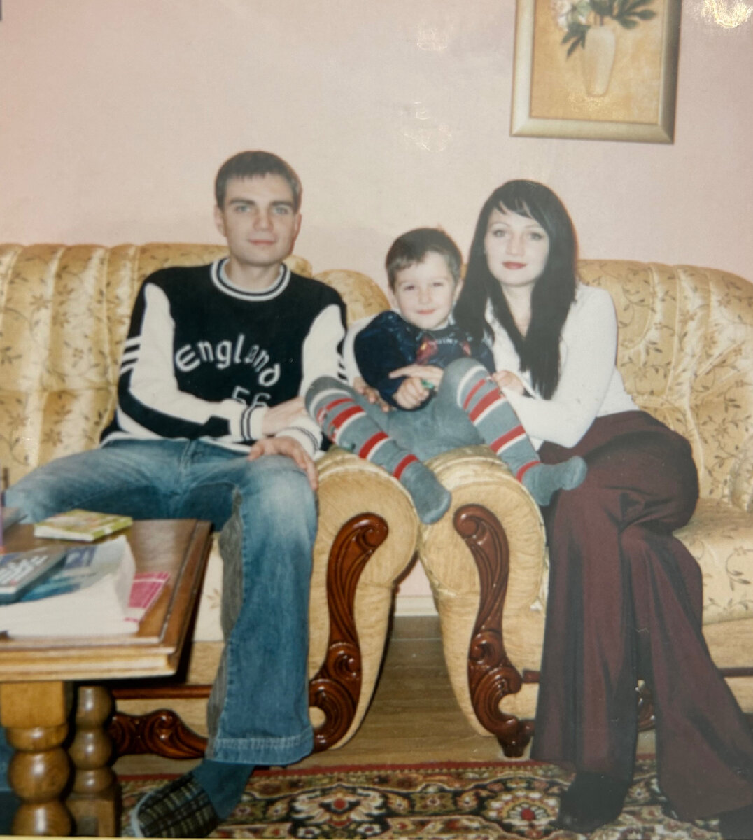 Квартира, которая строилась для брата, а он попросил родителей отдать ее мне после моего развода, сам еще был студентом-медиком. Ремонт в этой квартире мы с братом тоже делали вдвоем - две недели шкурили и красили потолки и стены в этой большой 3-х комнатной квартире, спали на матрасе, перетаскивая его из комнаты в комнату, питались дошираками. У него были каникулы, а у меня 2 недели отпуска. Рабочих тогда перебывало несколько бригад, но делали ужасно, и, убрав всех, мы решили, что сами справимся. Мы справились. 