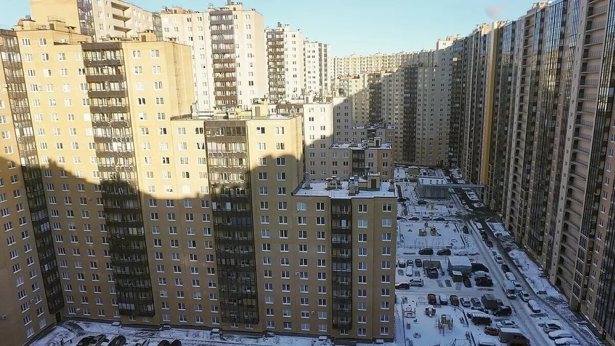     В России планируют отменить требования к уровню освещения жилья естественным светом через окна. Такое законопроект уже одобрен в правительстве и будет внесен в Госдуму. Жизнь окно-в-окно, судя по всему, станет для россиян нормой жизни.