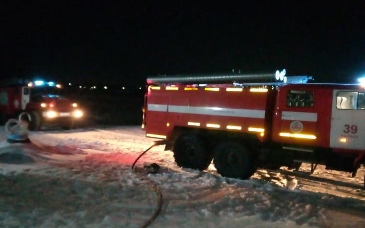    В Рыльске Курской области горел жилой деревянный дом