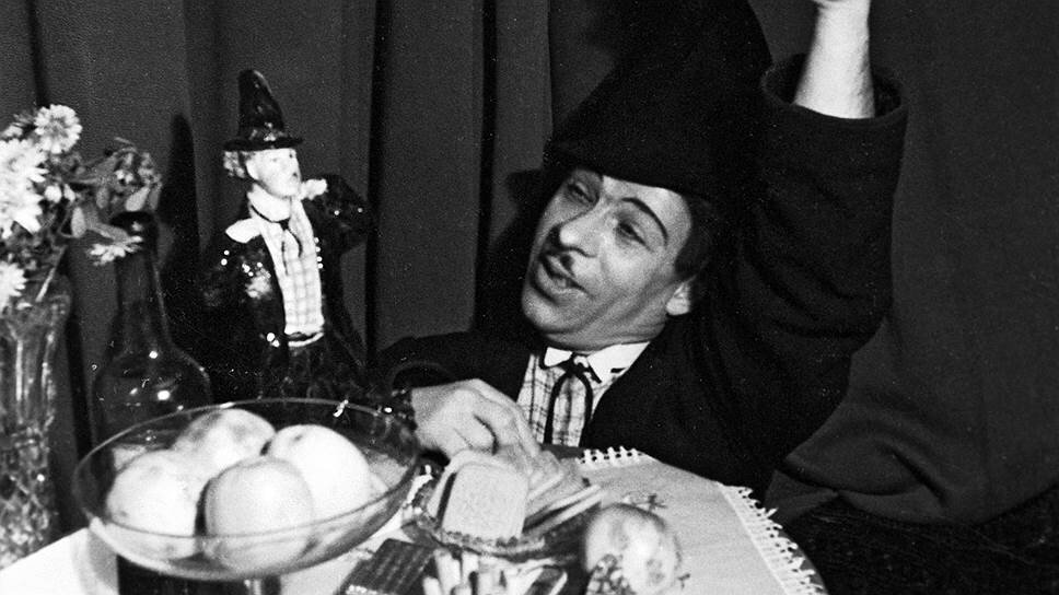    Вскоре Михаил Румянцев поступил в школу циркового искусства по классу акробатов-эксцентриков. Так вспоминал о годах его учебы цирковой режиссер Марк Местечкин: «Присматриваясь к нему, я видел, насколько настойчиво он работал над собой. Где-нибудь в закутке, в сторонке, он часами репетировал, как говорится, "для себя", — и тут исчезала его робость, его скованность. Несколько раз мне удавалось подсмотреть его незатейливые репетиции, в них можно было уловить несомненные проблески комедийного дарования. Но стоило лишь Румянцеву заметить, что за ним наблюдают, как сразу же все самостоятельно им достигнутое пропадало, и снова появлялся робкий, скованный, зажатый человек» Фотоархив журнала «Огонёк»