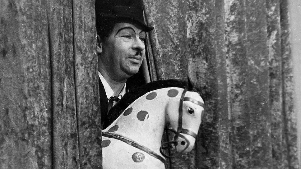    Дебют артиста на арене цирка состоялся в 1928 году: он начинал со стандартным набором гэгов в образе Чарли Чаплина, под которого тогда работали многие клоуны СССР. Тем не менее Румянцев вскоре отказался от этого образа, хотя чаплинские усики остались навсегда Фотоархив журнала «Огонёк»