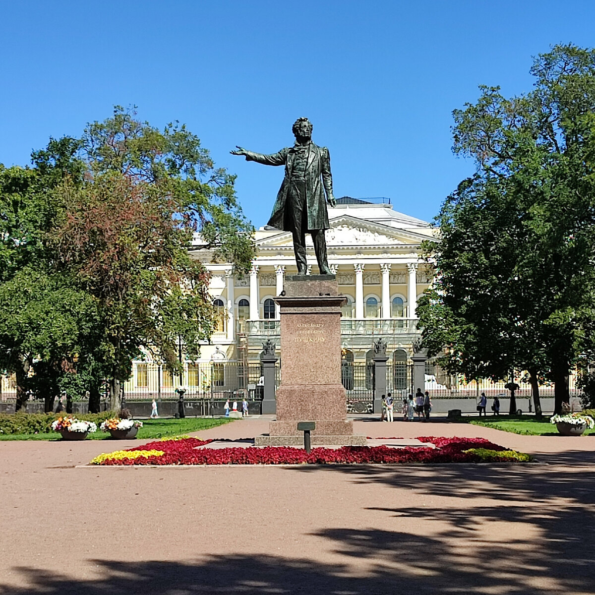 Памятник Пушкину на площади Искусств. Современный, 1957 года