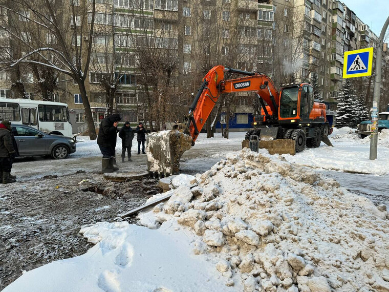    Аварийная бригада начала устранять прорыв
