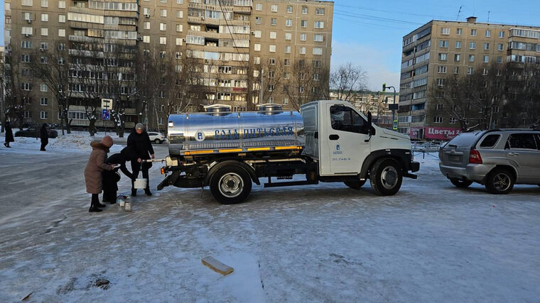    Несмотря на мороз, люди вынуждены запасаться водой