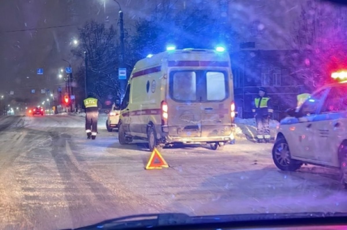    В Твери ночью 10 декабря иномарка врезалась в столб