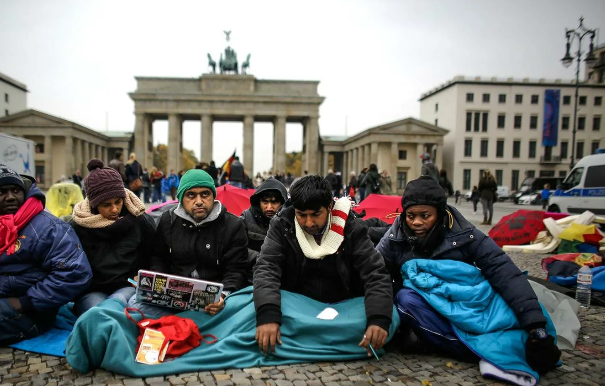 Почему в германии много. Эмигранты в Германии. Мигранты в Европе. Мигранты в Германии. Арабы в Германии.