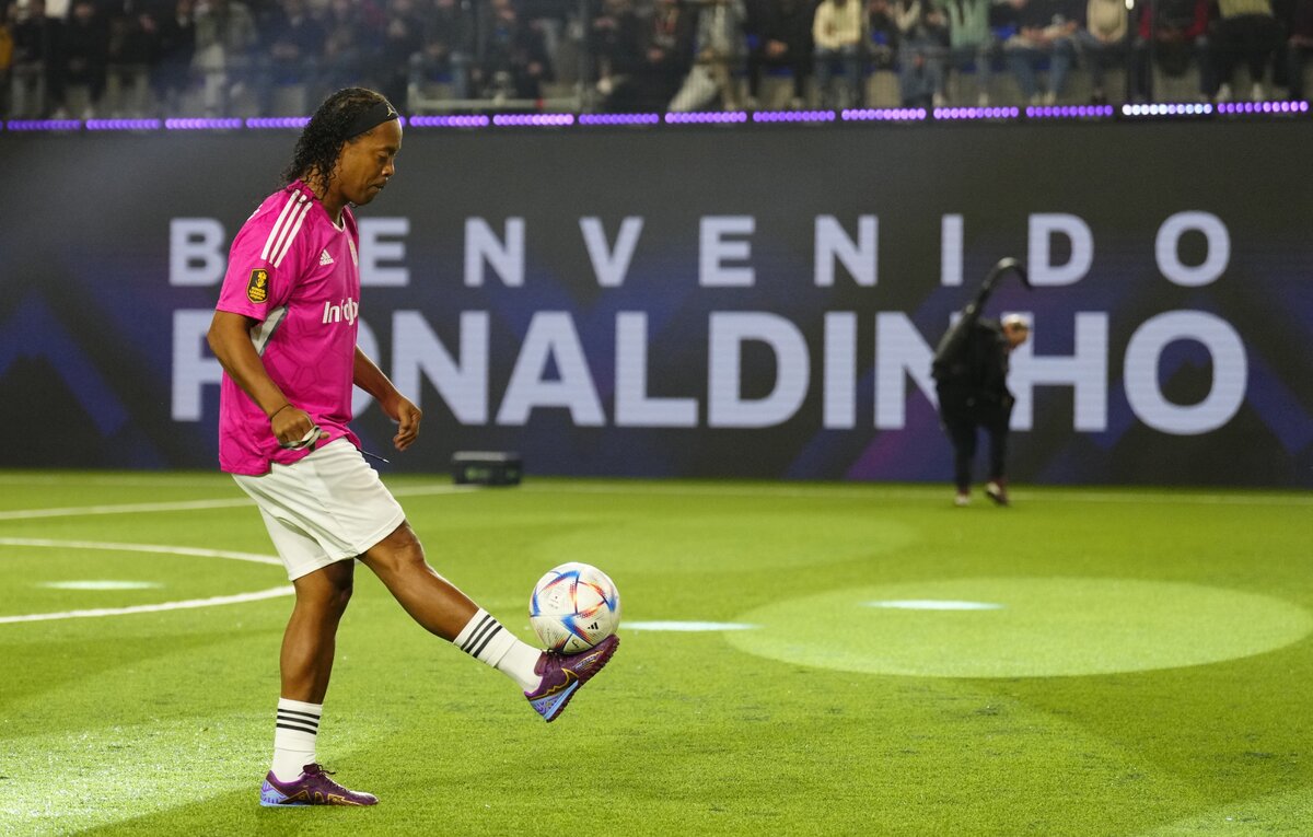    Роналдиньо  EPA-EFE/Enric Fontcuberta