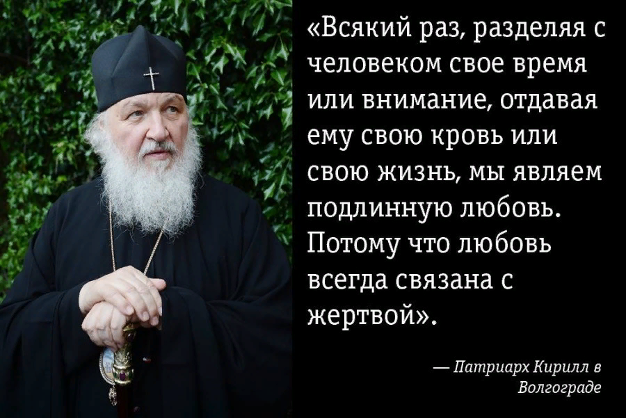 если человек не ценит тебя. цитаты про разбитые души. быть сильной цитаты. боль от любимого человека. мужчина прижимает руку к сердцу.