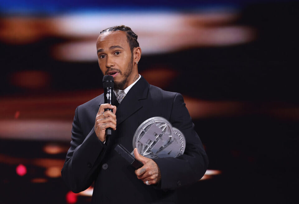    Льюис Хэмилтон отдал незнакомцу награду за третье место в чемпионатеFIA Image Pool