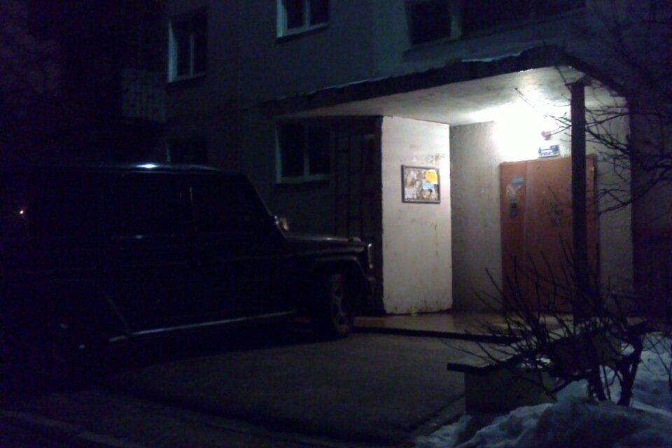 подъезд. возле подъезда. человек стоит у подъезда. подъезд ночью. стоит около подъезда.