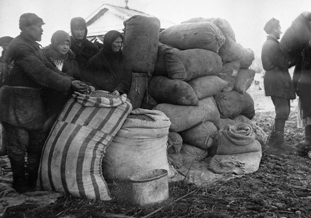    Практически сразу после Октябрьской революции, 11 ноября 1917 года, декретом Совнаркома в России был установлен восьмичасовой рабочий день и 48-часовая рабочая неделя с одним выходным днём. А 16 января 1918 года была принята Декларация прав трудящегося и эксплуатируемого народа / РИА Новости