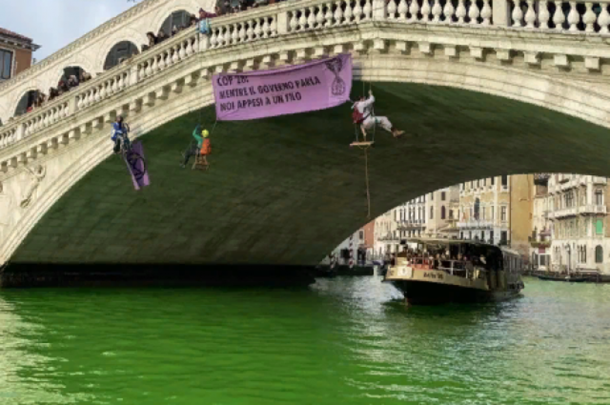   Активисты Extinction Rebellion окрасили воду канала Венеции в зеленый цвет