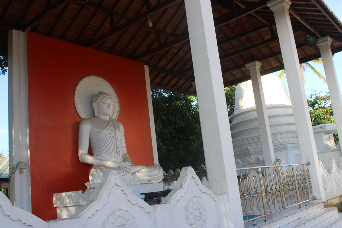 Будда в центре