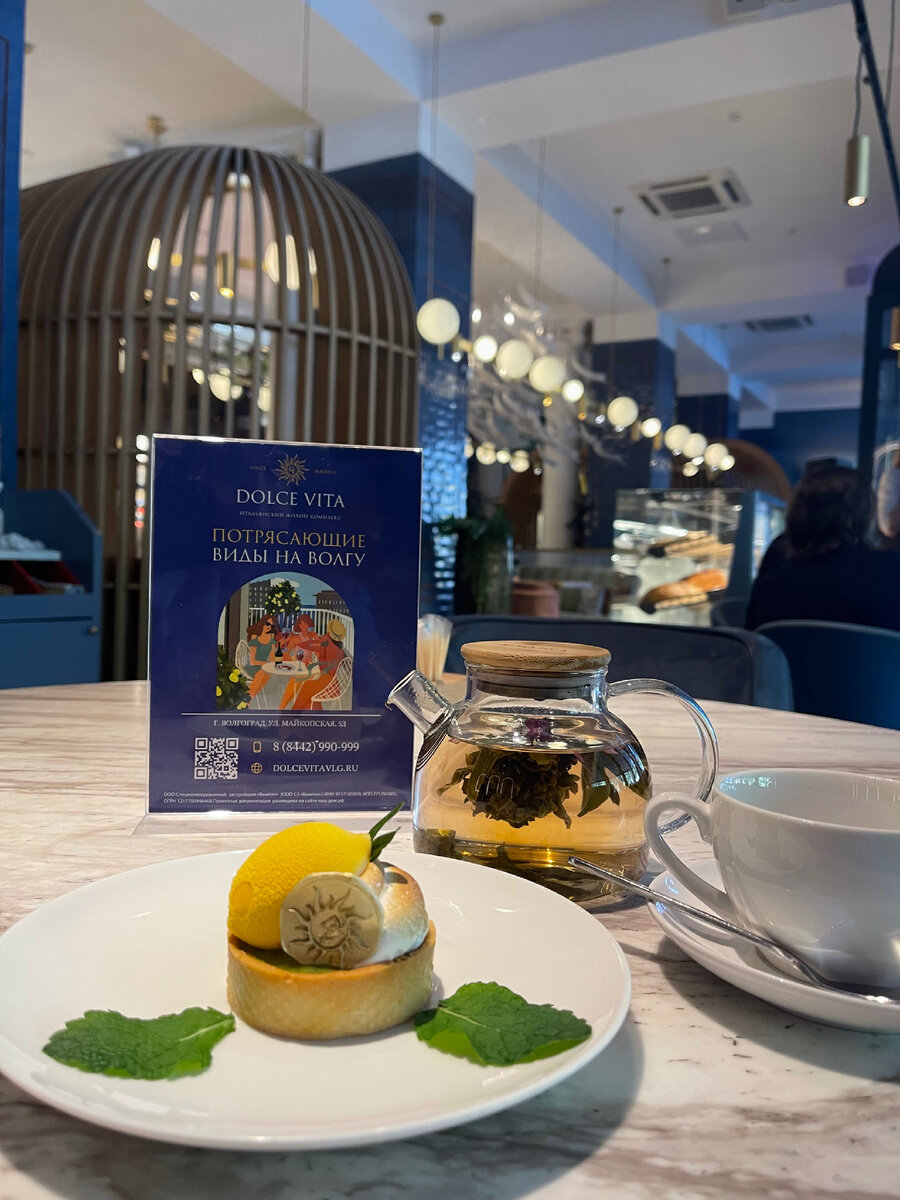 Авторский десерт с названием нового ЖК ,макеты с информацией на столиках как пример успешной коллаборации между застройщиком и рестораном.