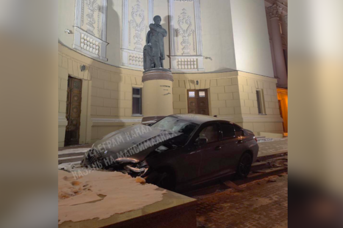    Иномарка после ДТП "припарковалась" у памятника Пушкина в Казани