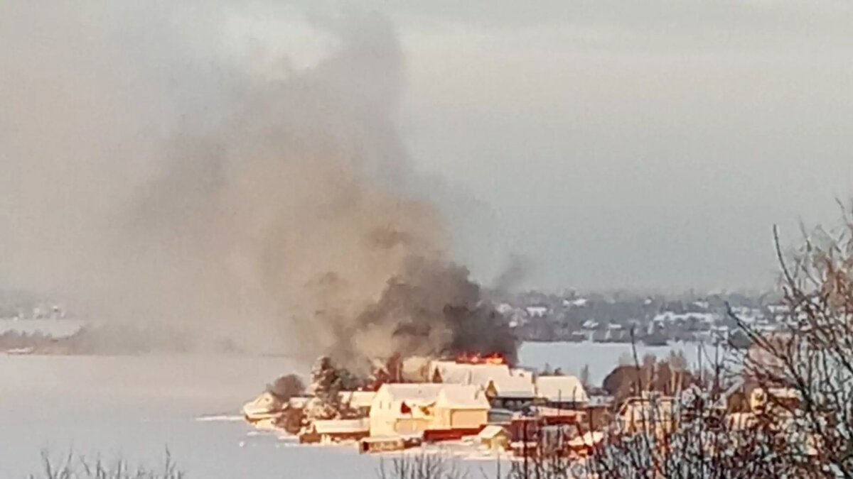     В любой момент жилой дом мог взлететь на воздух: спасатели опубликовали кадры с места ЧП.