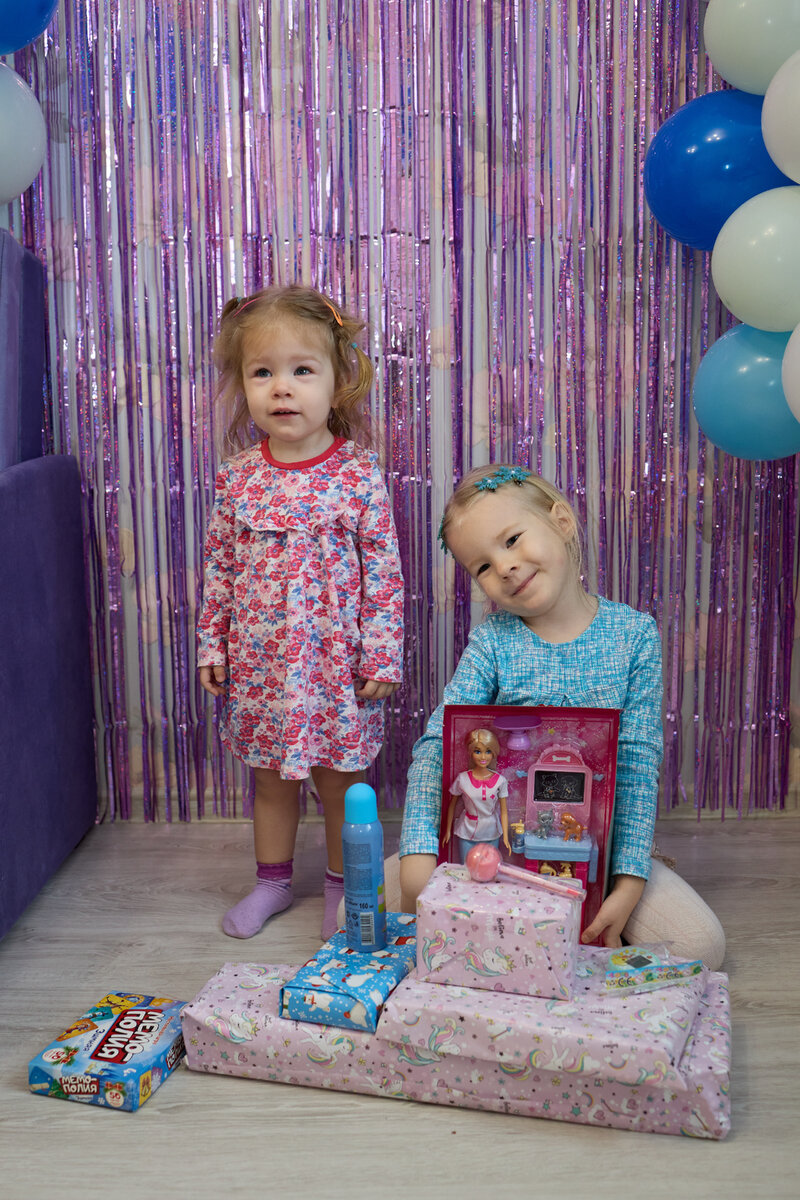 С подарками от подружки